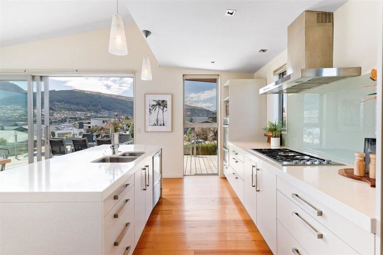 Photo of property in 17 Poplar Drive, Kelvin Heights, Queenstown, 9300