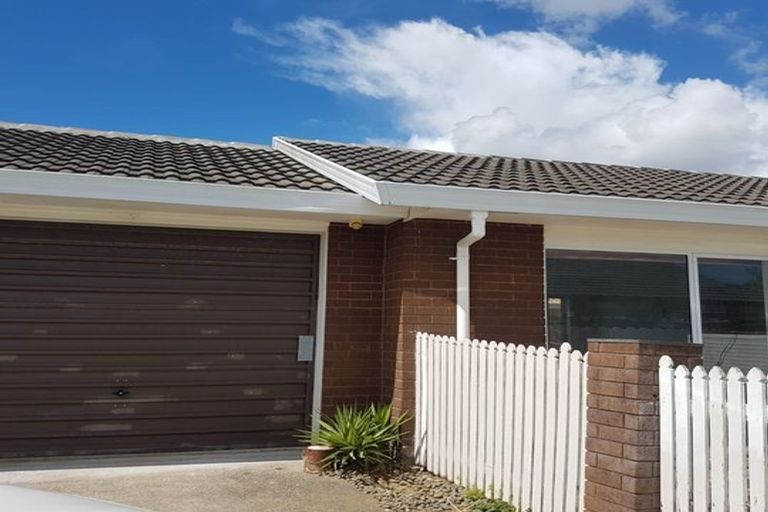 Photo of property in 1/26 Horlicks Place, Randwick Park, Auckland, 2105