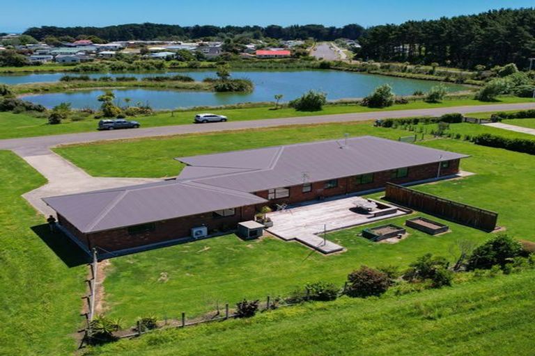 Photo of property in 3 Lakeview Drive, Foxton Beach, Foxton, 4815