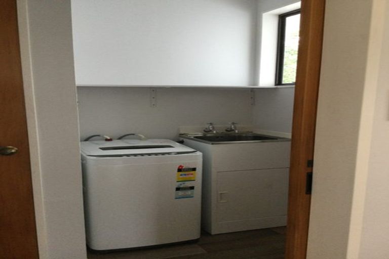 Photo of property in 1/7 Vardon Road, Green Bay, Auckland, 0604