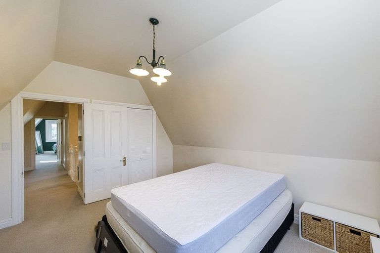 Photo of property in 27 Springdale Grove, Fitzherbert, Palmerston North, 4410