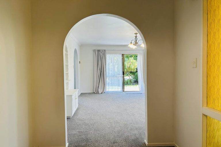 Photo of property in 28 Rewarewa Crescent, Waikanae, 5036