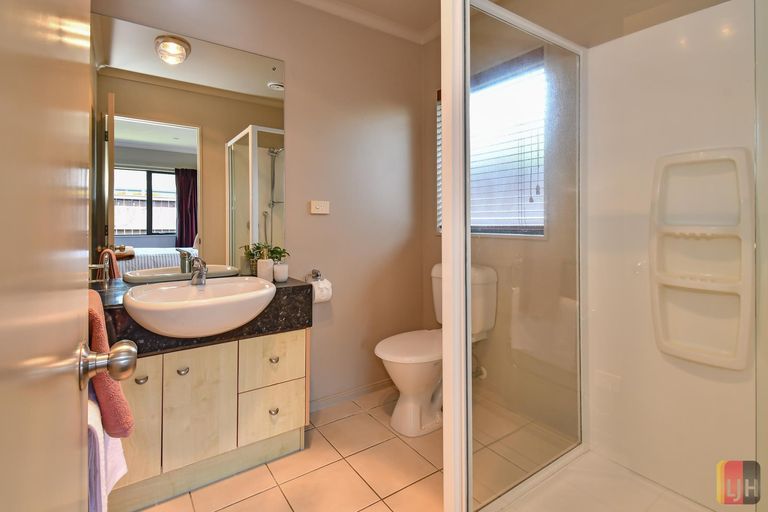 Photo of property in 22 Croftview Road, Wattle Downs, Auckland, 2103