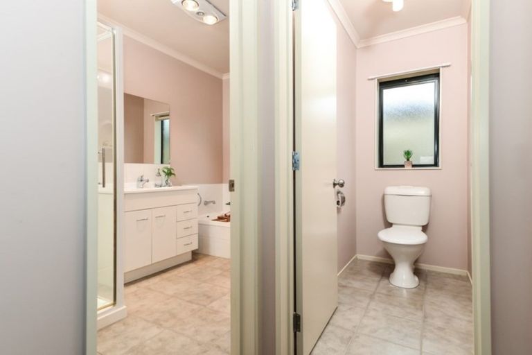 Photo of property in 90 Farnborough Drive, Grandview Heights, Hamilton, 3200