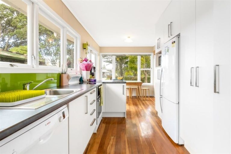 Photo of property in 17 Albert Road, Kelston, Auckland, 0602