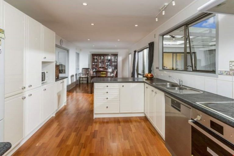 Photo of property in 1 Naviti Place, Browns Bay, Auckland, 0630