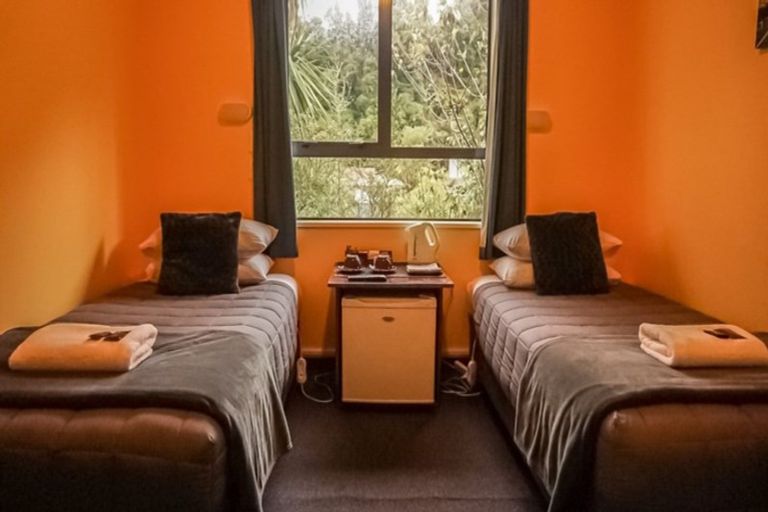 Photo of property in 9 Cron Avenue, Te Atatu South, Auckland, 0610