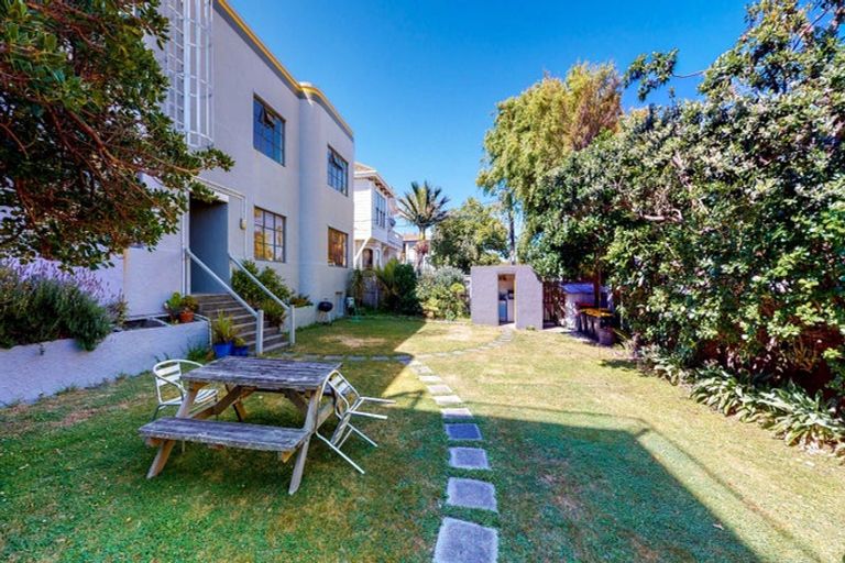 Photo of property in Hamilton Flats, 7/9 Hawker Street, Mount Victoria, Wellington, 6011