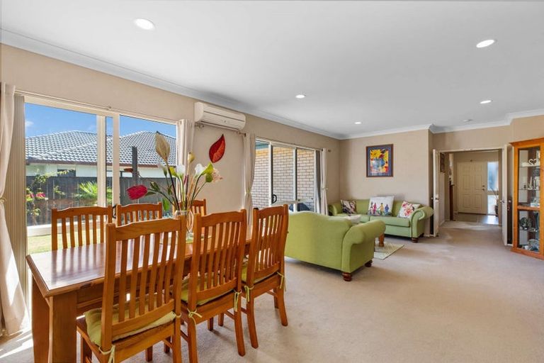 Photo of property in 5 Bellshill Close, Wattle Downs, Auckland, 2103