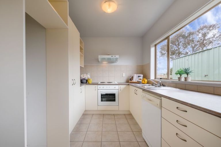 Photo of property in 7b Woodbank Drive, Glen Eden, Auckland, 0602