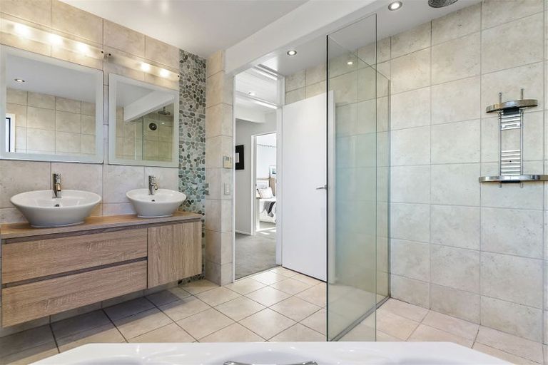 Photo of property in 2/8 Newburn Road, Waiake, Auckland, 0630