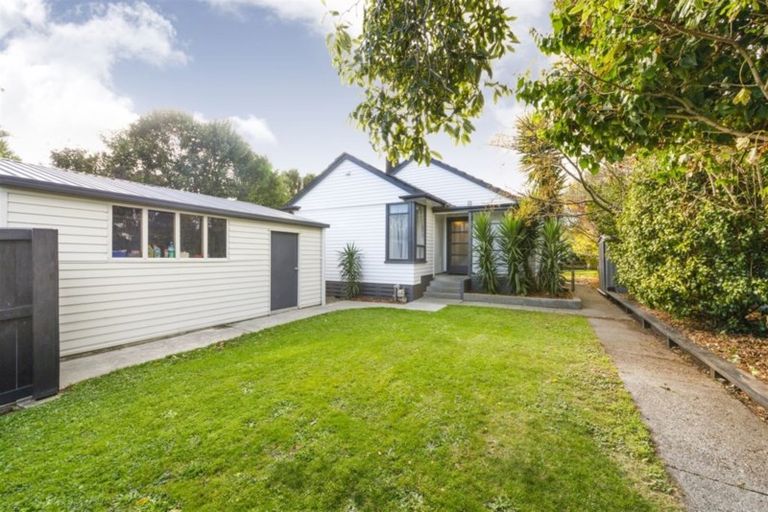 Photo of property in 4 Crewe Crescent, Hokowhitu, Palmerston North, 4410