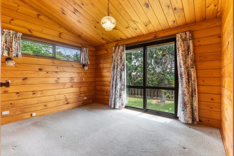 Photo of property in 17 Booker Place, Weymouth, Auckland, 2103