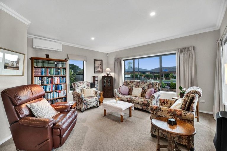 Photo of property in 2 Manurau Crescent, Merrilands, New Plymouth, 4312