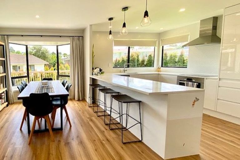 Photo of property in 8 West Harbour Drive, West Harbour, Auckland, 0618