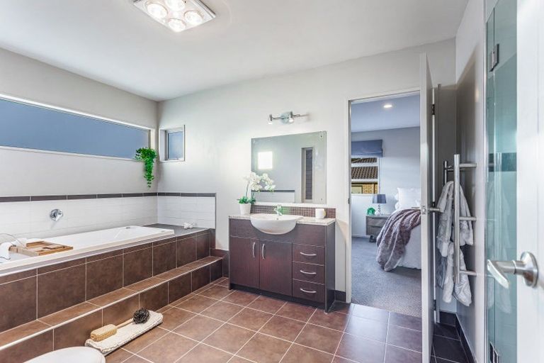 Photo of property in 17 Glen Bay Close, Pinehill, Auckland, 0632