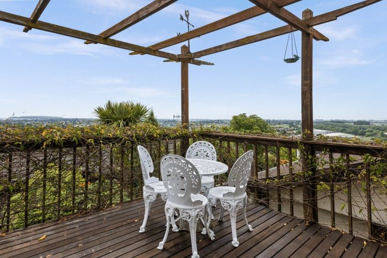 Photo of property in 90 Churchill Drive, Taradale, Napier, 4112