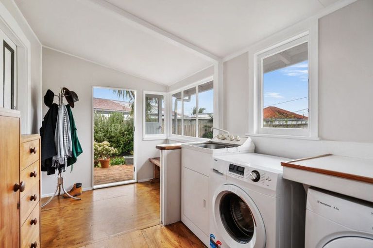 Photo of property in 9 Whimp Avenue, Onerahi, Whangarei, 0110