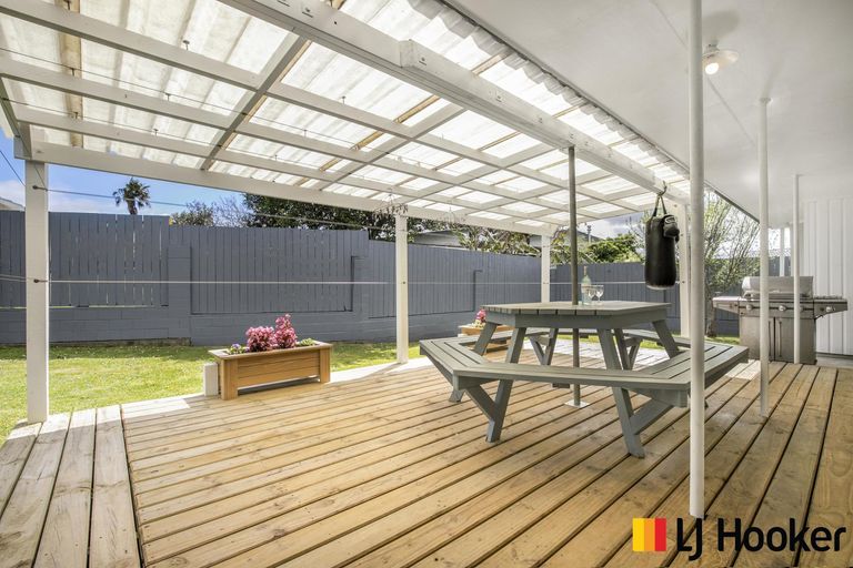 Photo of property in 16 Damian Way, Weymouth, Auckland, 2103