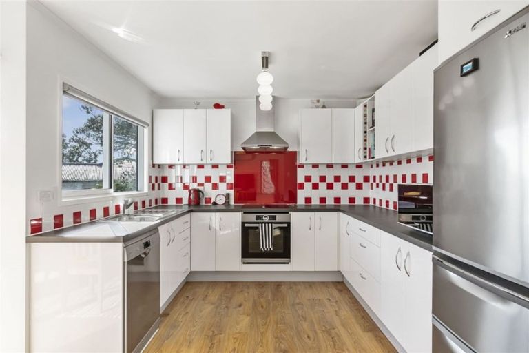 Photo of property in 28 Moffat Road, Red Beach, 0932