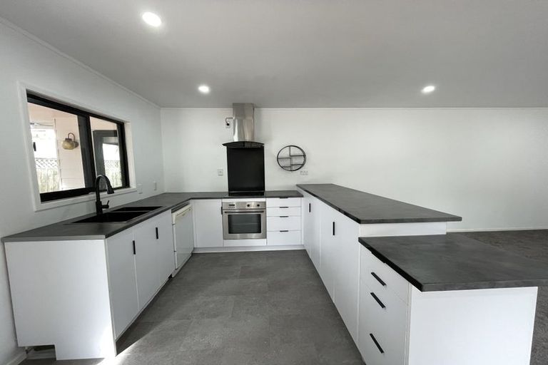 Photo of property in 81 Totaravale Drive, Totara Vale, Auckland, 0629