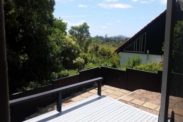 Photo of property in 2/64 Exmouth Road, Northcote, Auckland, 0627