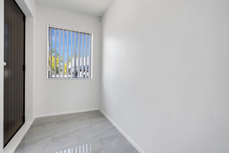 Photo of property in 18a Riverpark Crescent, Henderson, Auckland, 0610