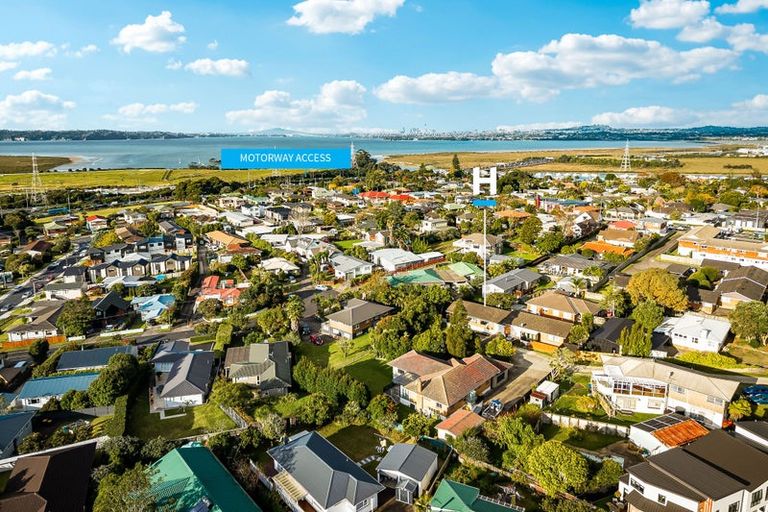 Photo of property in 2/14 Rowan Terrace, Te Atatu South, Auckland, 0610