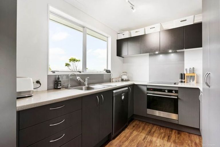 Photo of property in 28 Hueglow Rise, West Harbour, Auckland, 0618