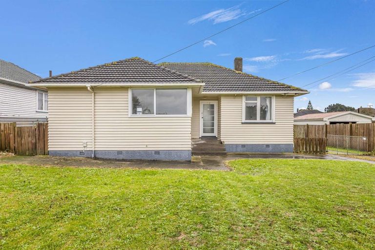 Photo of property in 12 Mcguire Street, Hawera, 4610