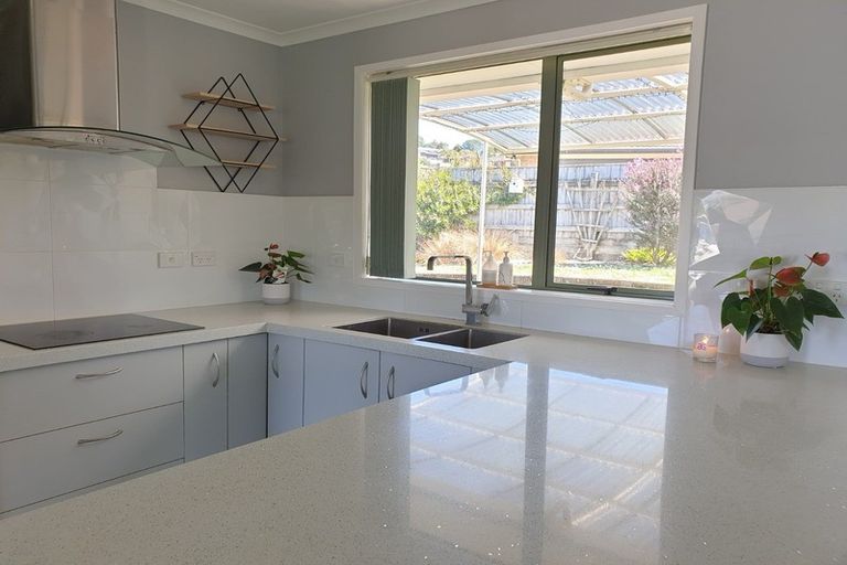 Photo of property in 2 Te Kauri Place, Helensville, 0800