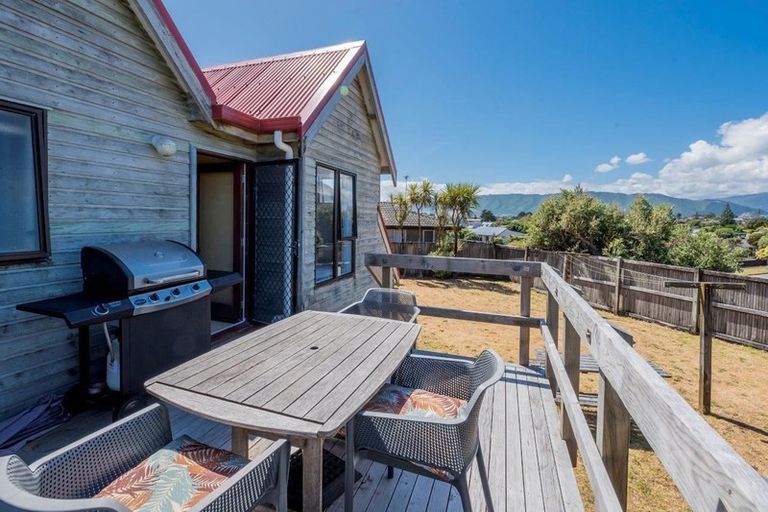 Photo of property in 6 Stonewall Grove, Waikanae Beach, Waikanae, 5036