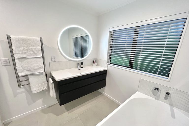 Photo of property in 1/85 Verran Road, Birkenhead, Auckland, 0626