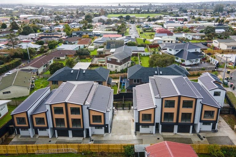 Photo of property in 3/11 Scanlen Terrace, Kelston, Auckland, 0602