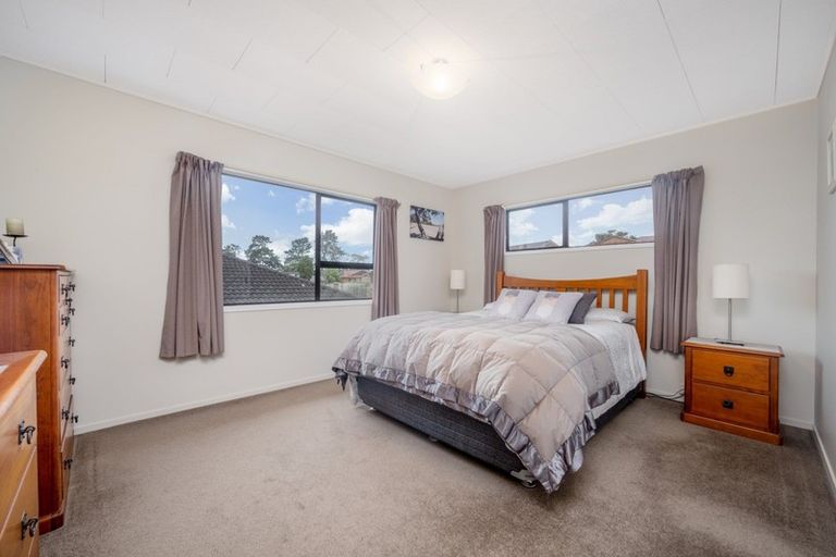 Photo of property in 19 Glenshee Place, Highland Park, Auckland, 2010