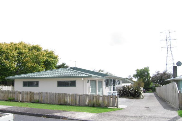 Photo of property in 12 Grainger Road, Te Atatu South, Auckland, 0610
