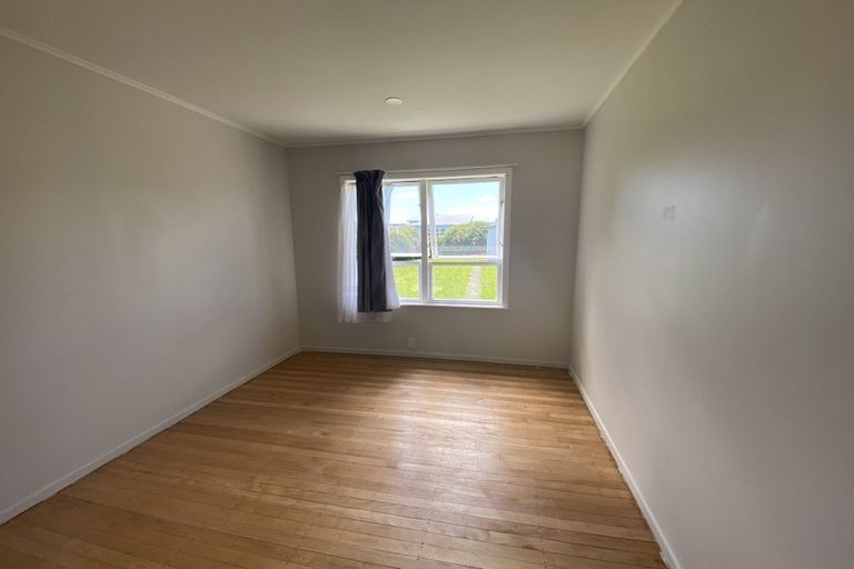 Photo of property in 24 Waipani Road, Te Atatu Peninsula, Auckland, 0610