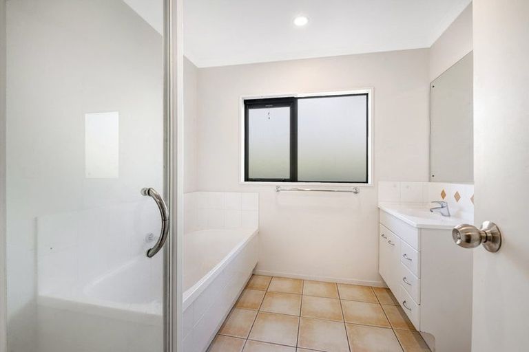 Photo of property in 15 Black Teal Close, Unsworth Heights, Auckland, 0632