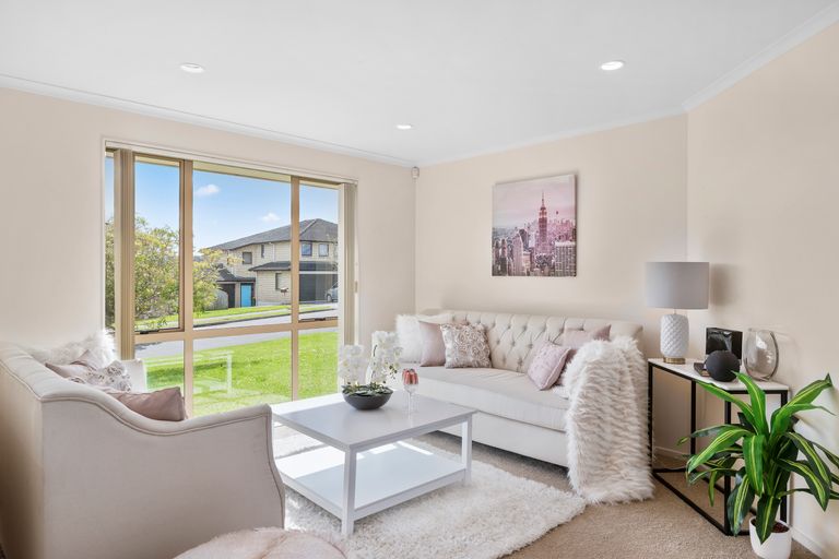 Photo of property in 37 Nimstedt Avenue, Oteha, Auckland, 0632