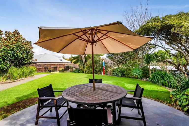 Photo of property in 10 Strandon Place, Strandon, New Plymouth, 4312