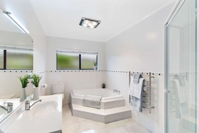 Photo of property in 9 Picasso Drive, West Harbour, Auckland, 0618