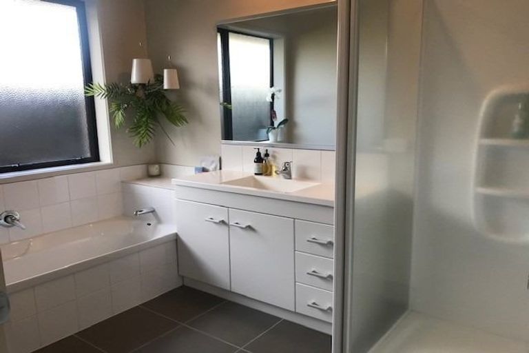 Photo of property in 140 Doncaster Drive, Papamoa Beach, Papamoa, 3118