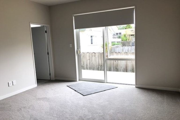 Photo of property in 1a Harrowglen Drive, Northcross, Auckland, 0632