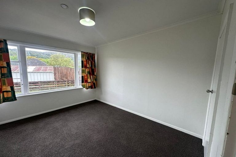 Photo of property in 3a Kopara Grove, Stokes Valley, Lower Hutt, 5019