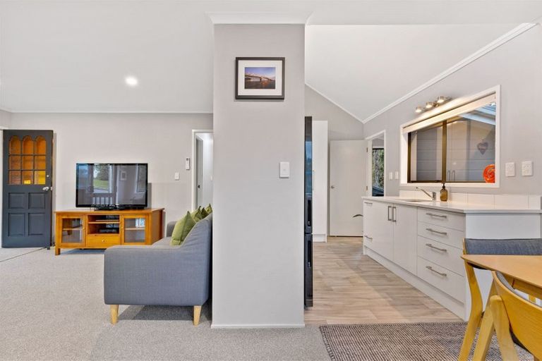 Photo of property in 15a Bridge Avenue, Te Atatu South, Auckland, 0610