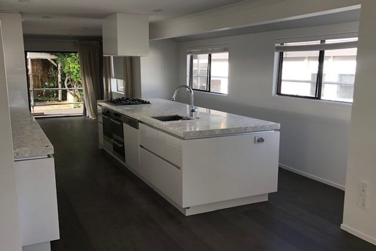 Photo of property in 7 Puawai Place, Northcote, Auckland, 0627