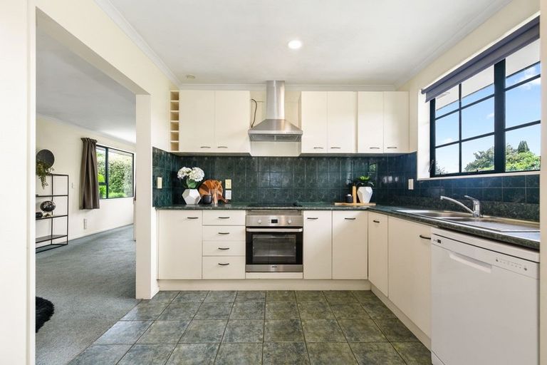 Photo of property in 19 Waiwherowhero Drive, St Andrews, Hamilton, 3200