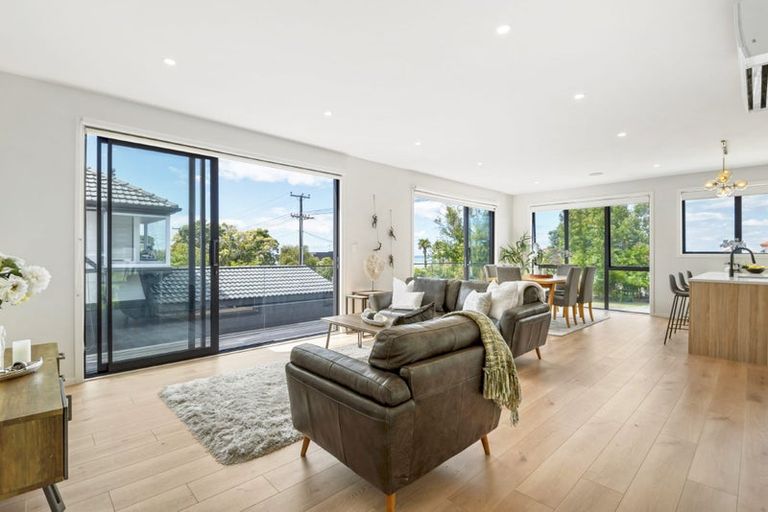 Photo of property in 43 Knights Road, Rothesay Bay, Auckland, 0630