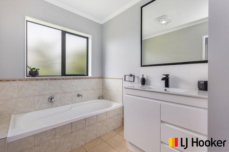Photo of property in 54 Etherton Drive, Weymouth, Auckland, 2103