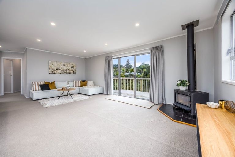Photo of property in 37 Onedin Place, Titirangi, Auckland, 0604
